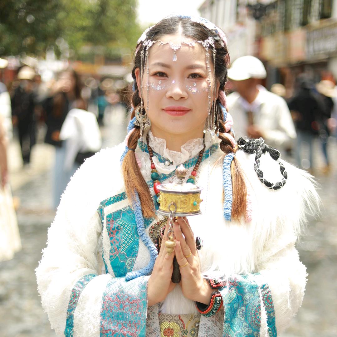 墙角一枝🌸梅🌸