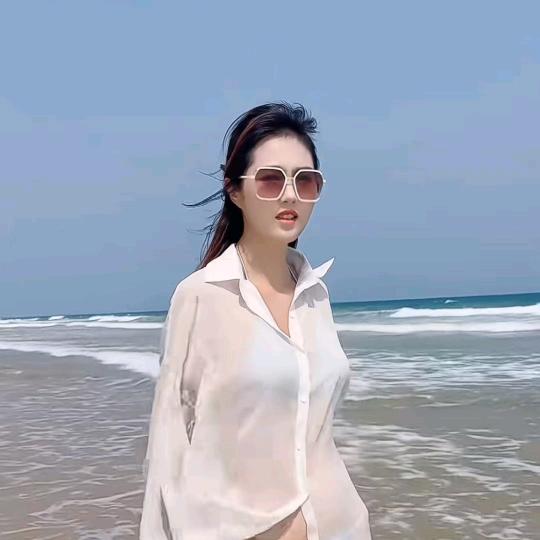 小女孩👧🏻工地上搬砖