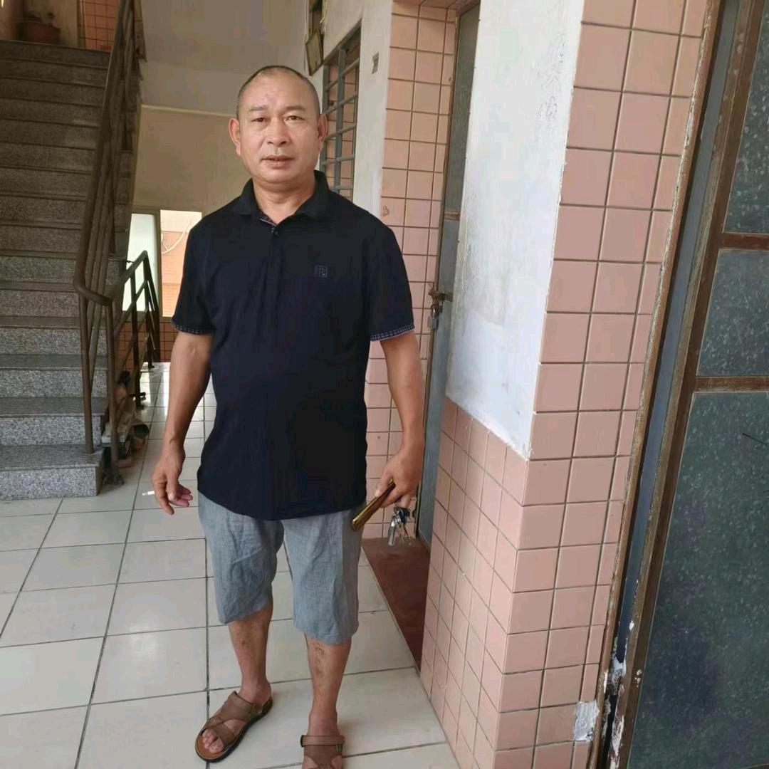 幸福哥帮山里妹打卡。