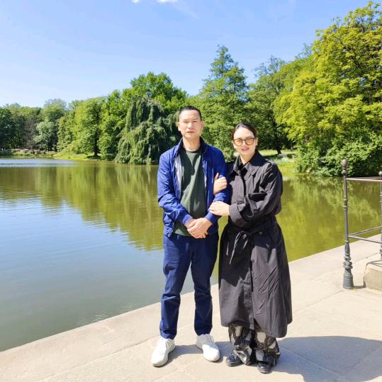 百思寒丽姐夫妇（中国羽绒行业杰出人才）