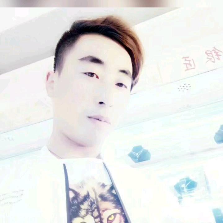 穿着校服逛夜店