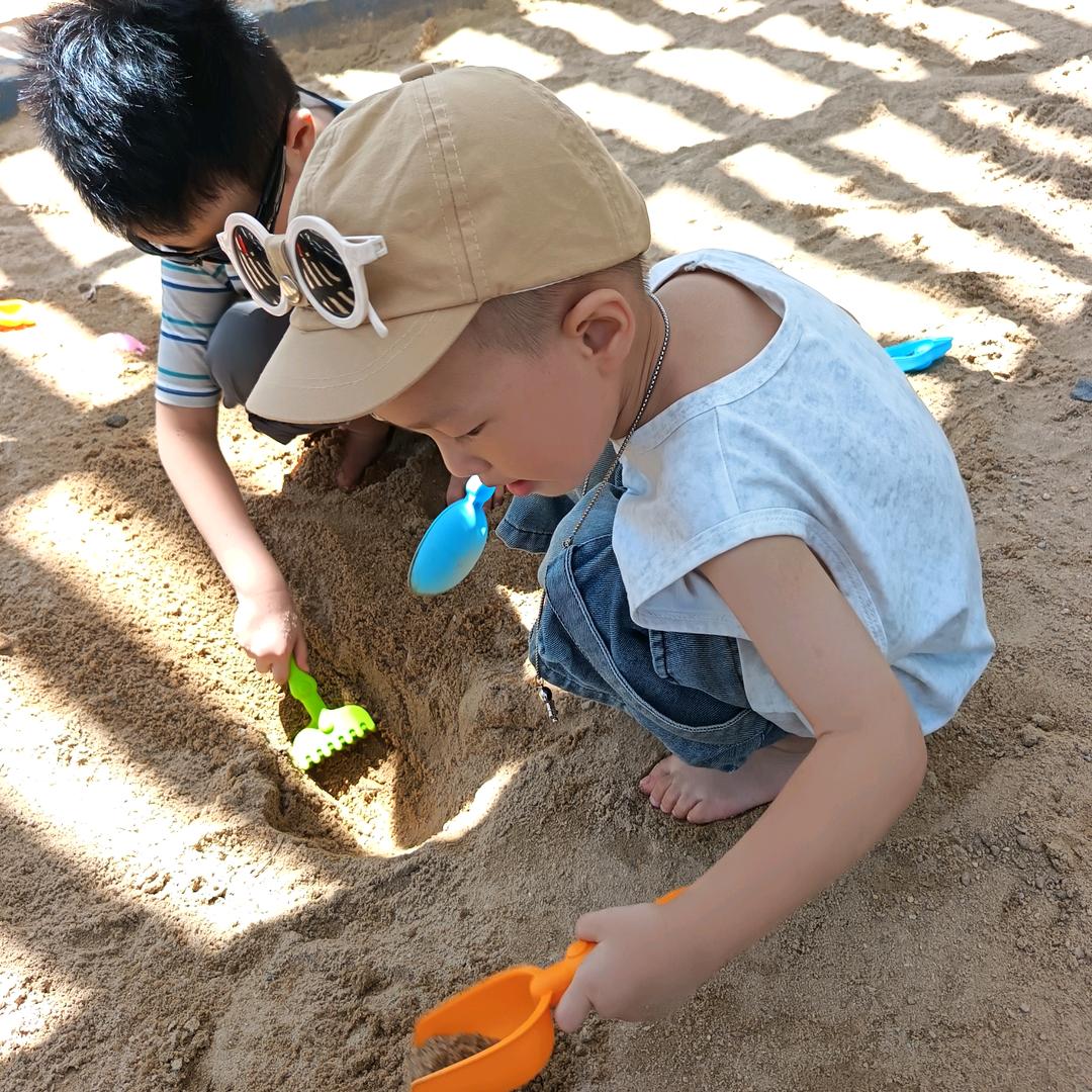 优优 三个皮夹克