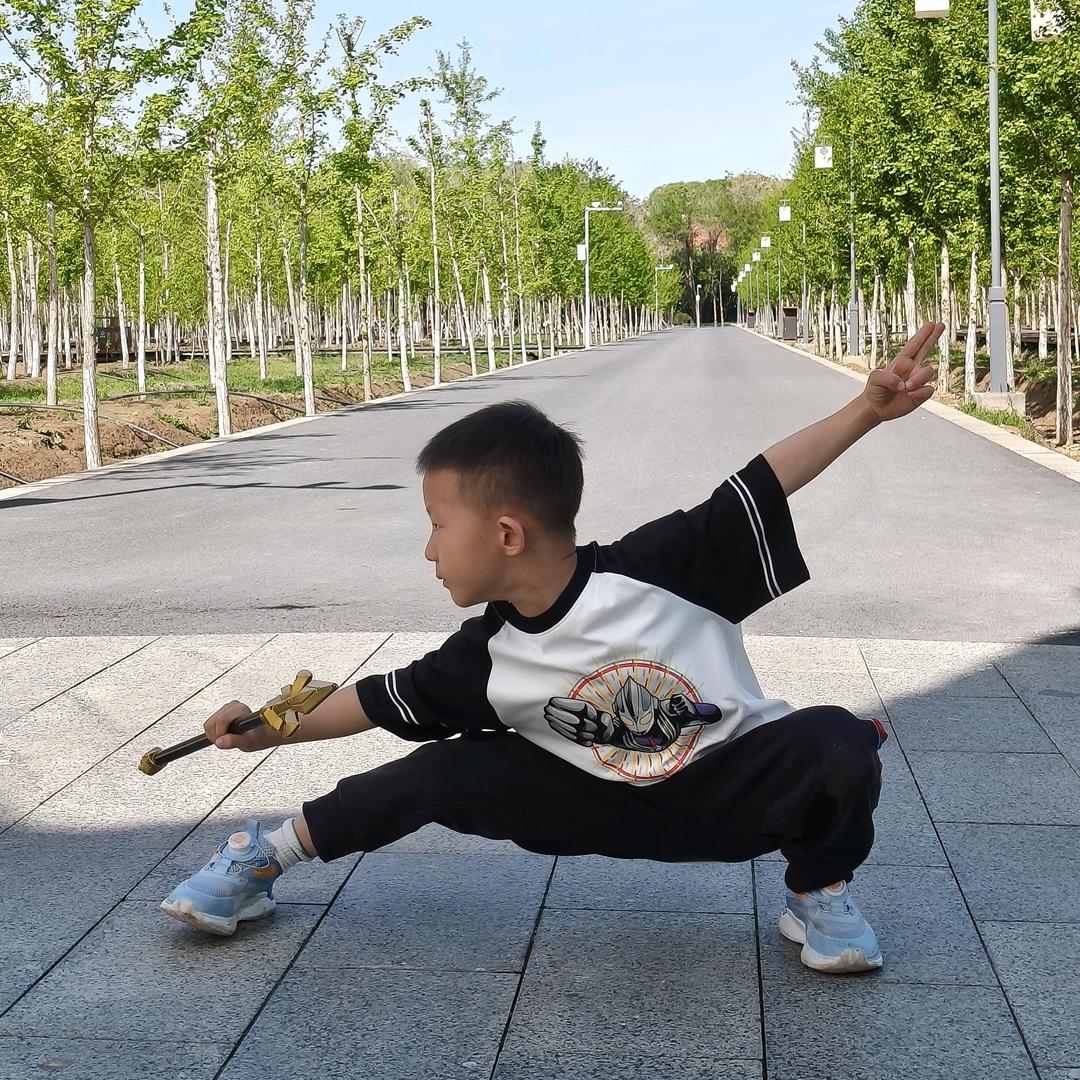 没眉毛的小瘦子