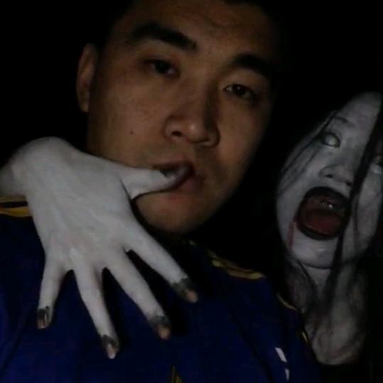 坐着坟头看鬼