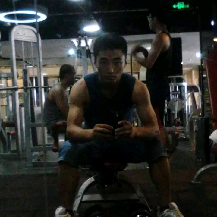 只饮烈酒,不谈过往