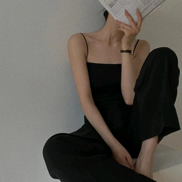 搓指甲的老王。