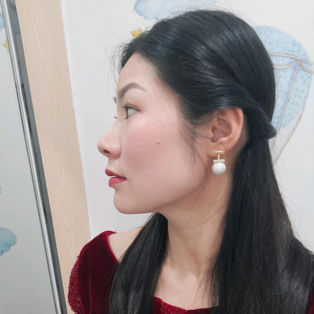嘴角微微上扬