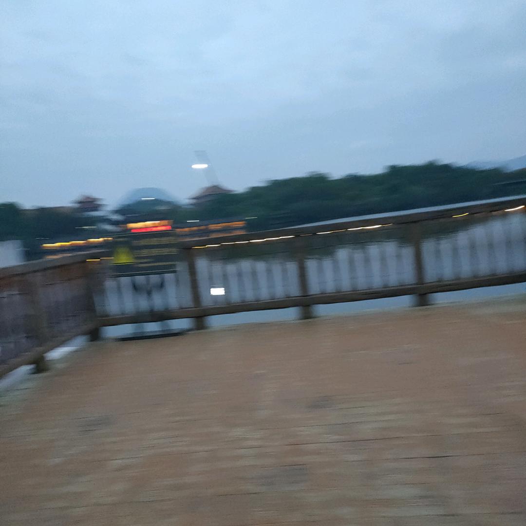 努力工作，好好挣钱。