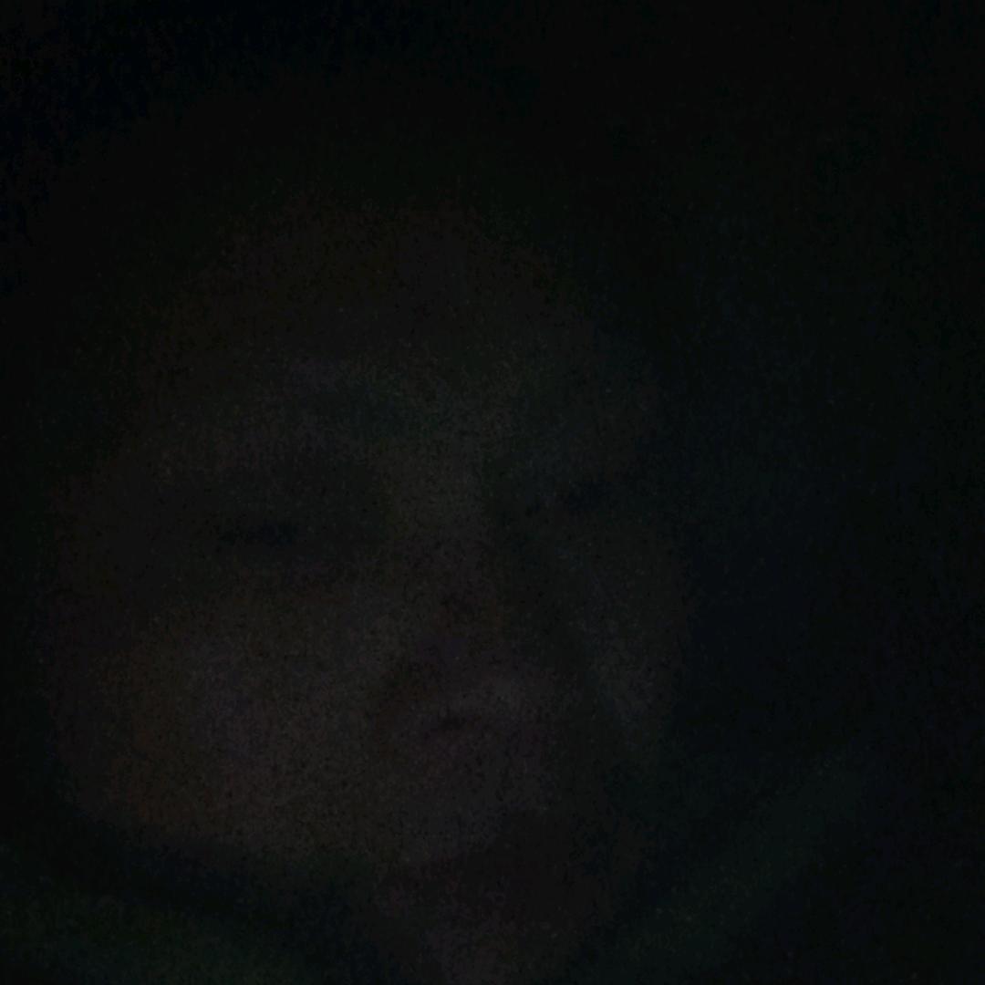 端着酒杯