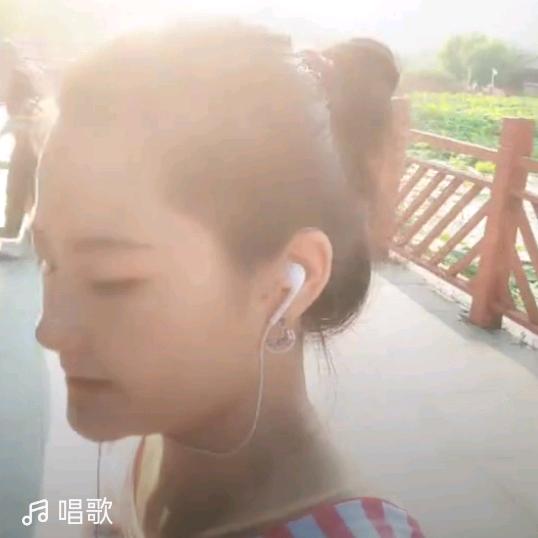 伊莎倍辣泳装妹