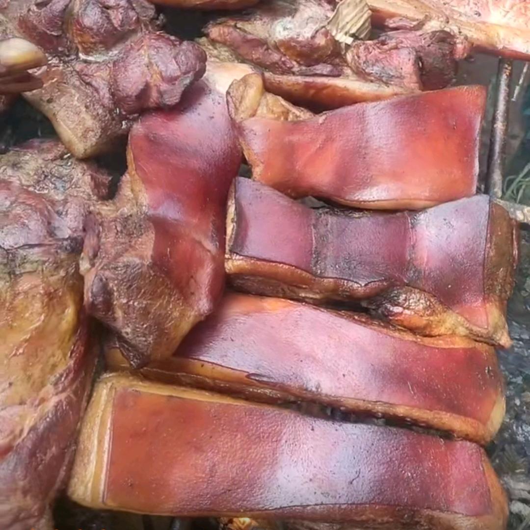 云南镇雄特产烟熏土猪腊肉欢迎品尝