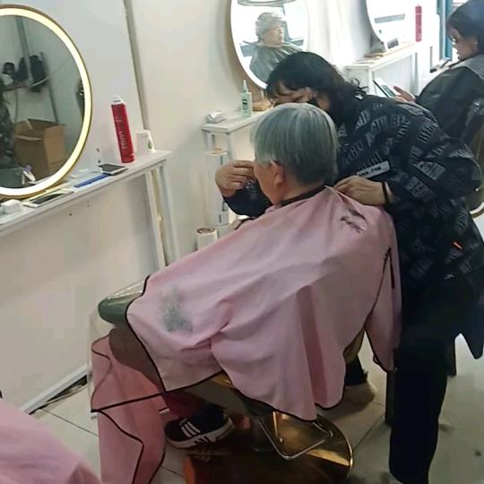65岁老人爱剪发
