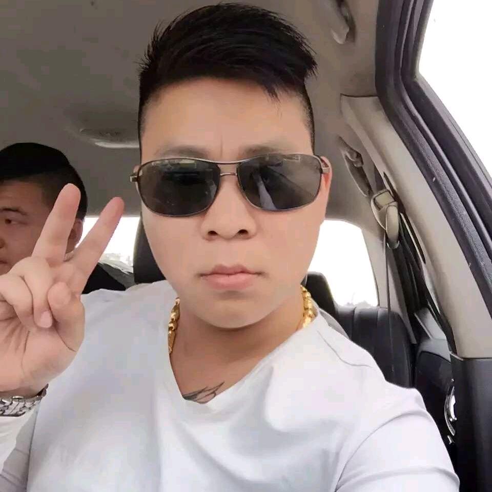 梁飞