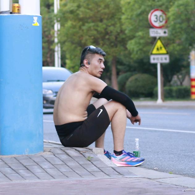 何来人间一惊鸿，只是世间一俗人