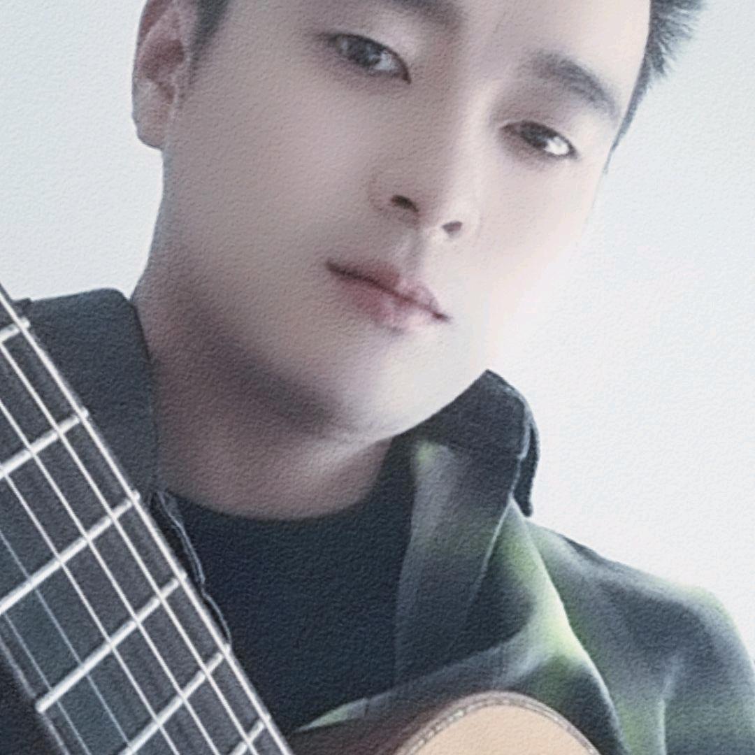 弹吉他的小陈