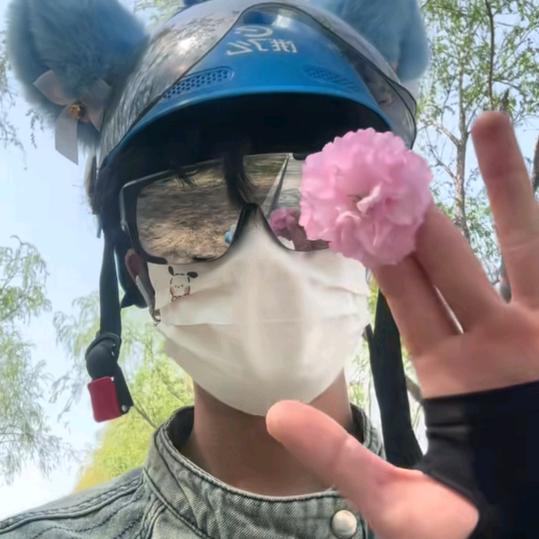 偷隔壁老奶奶家的内裤当外套穿