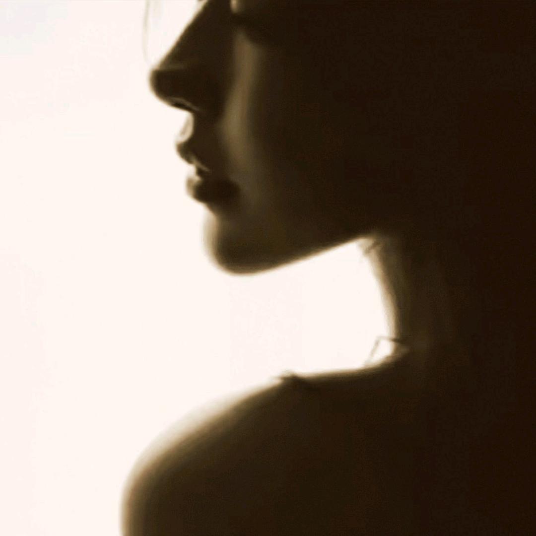 心疼你泛红的眼