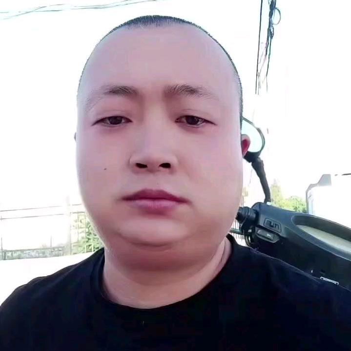 何晶？一人在拼搏