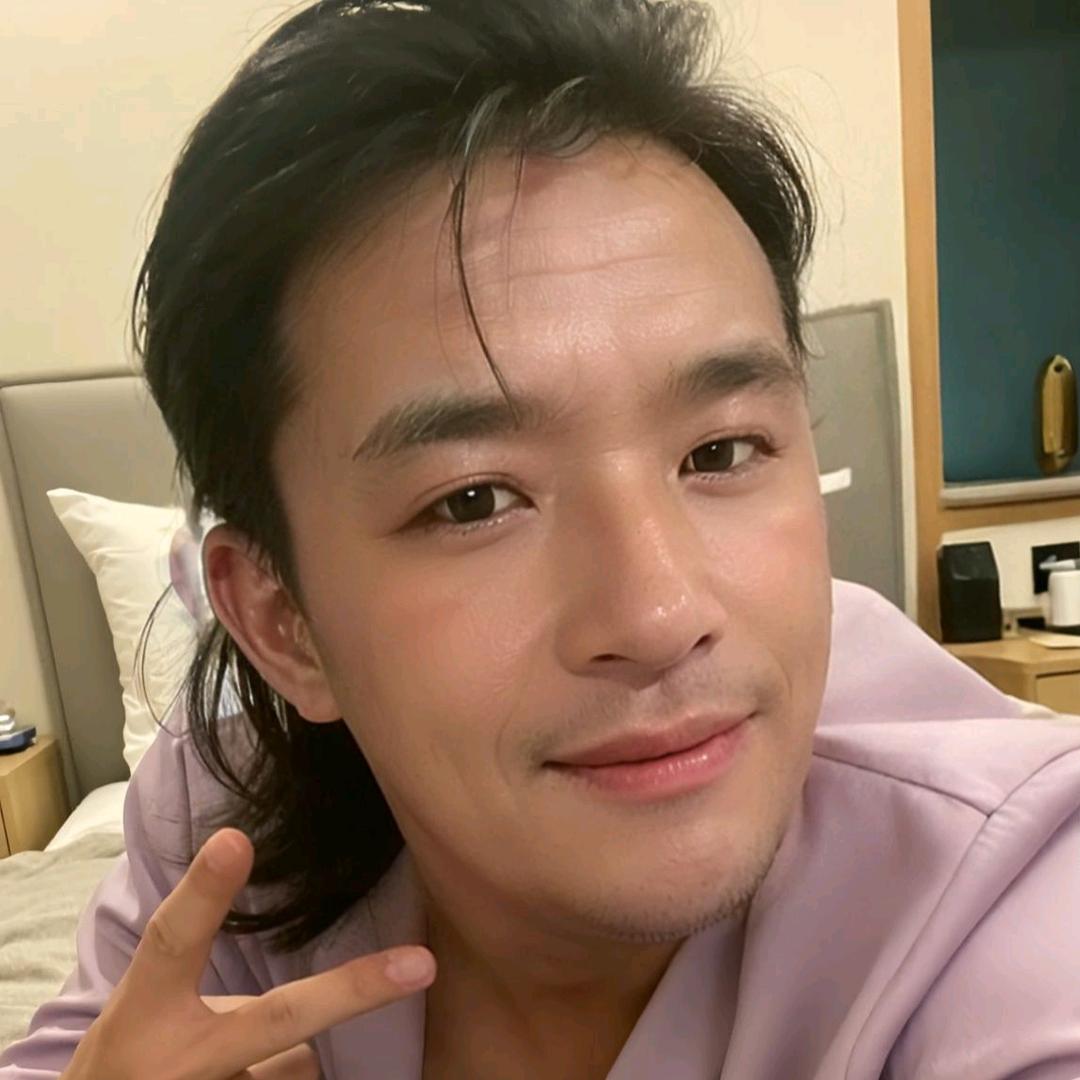 龙哥( ｡• 👅 •｡｀)