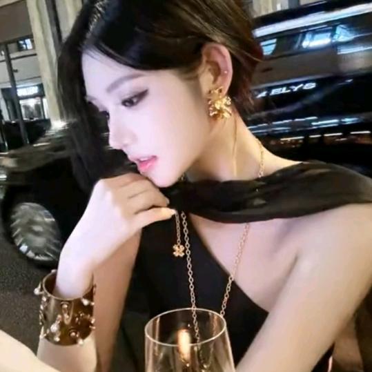 帶刺的百玫瑰╭(💞💕💞💕╰)