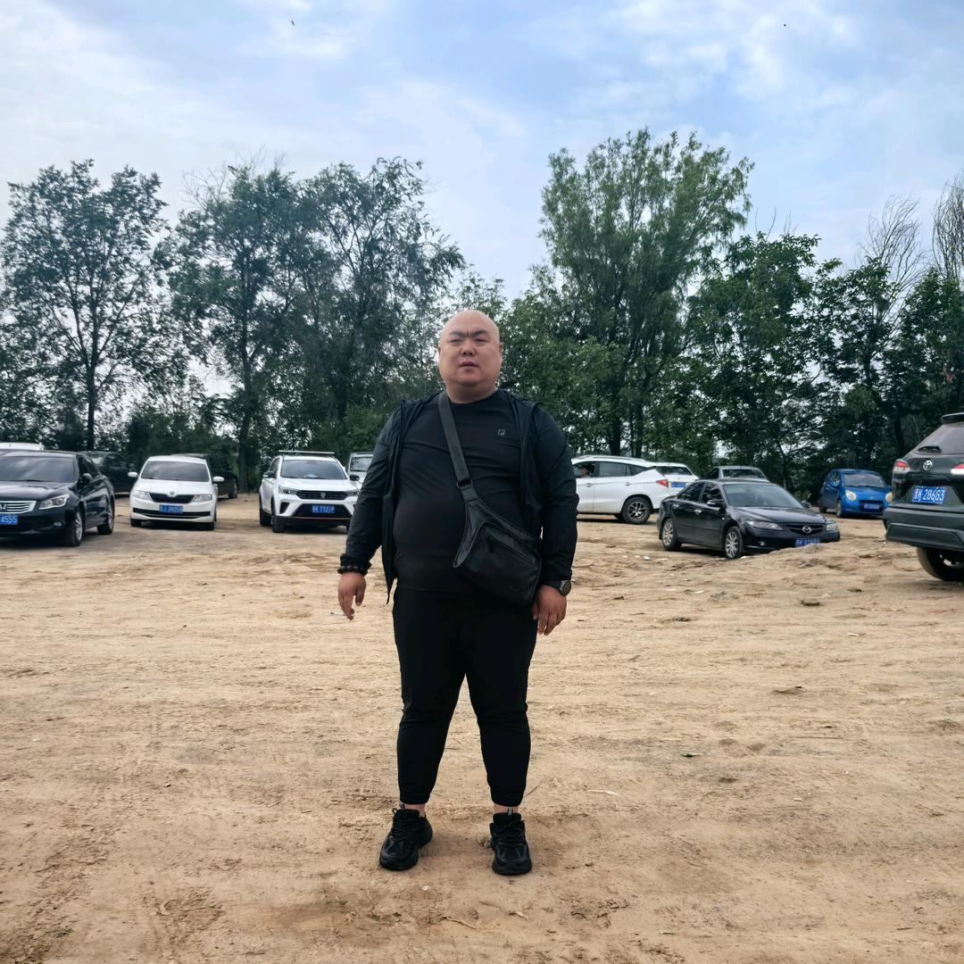 富亮在路上
