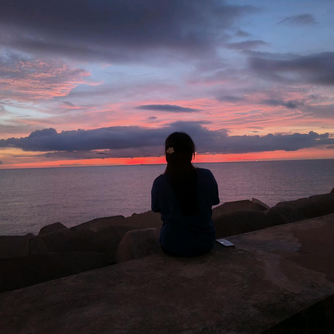 那微笑的背后……