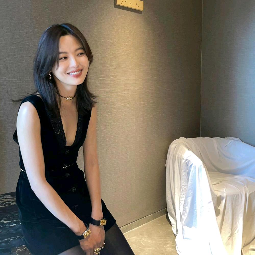 钞票很多张女士