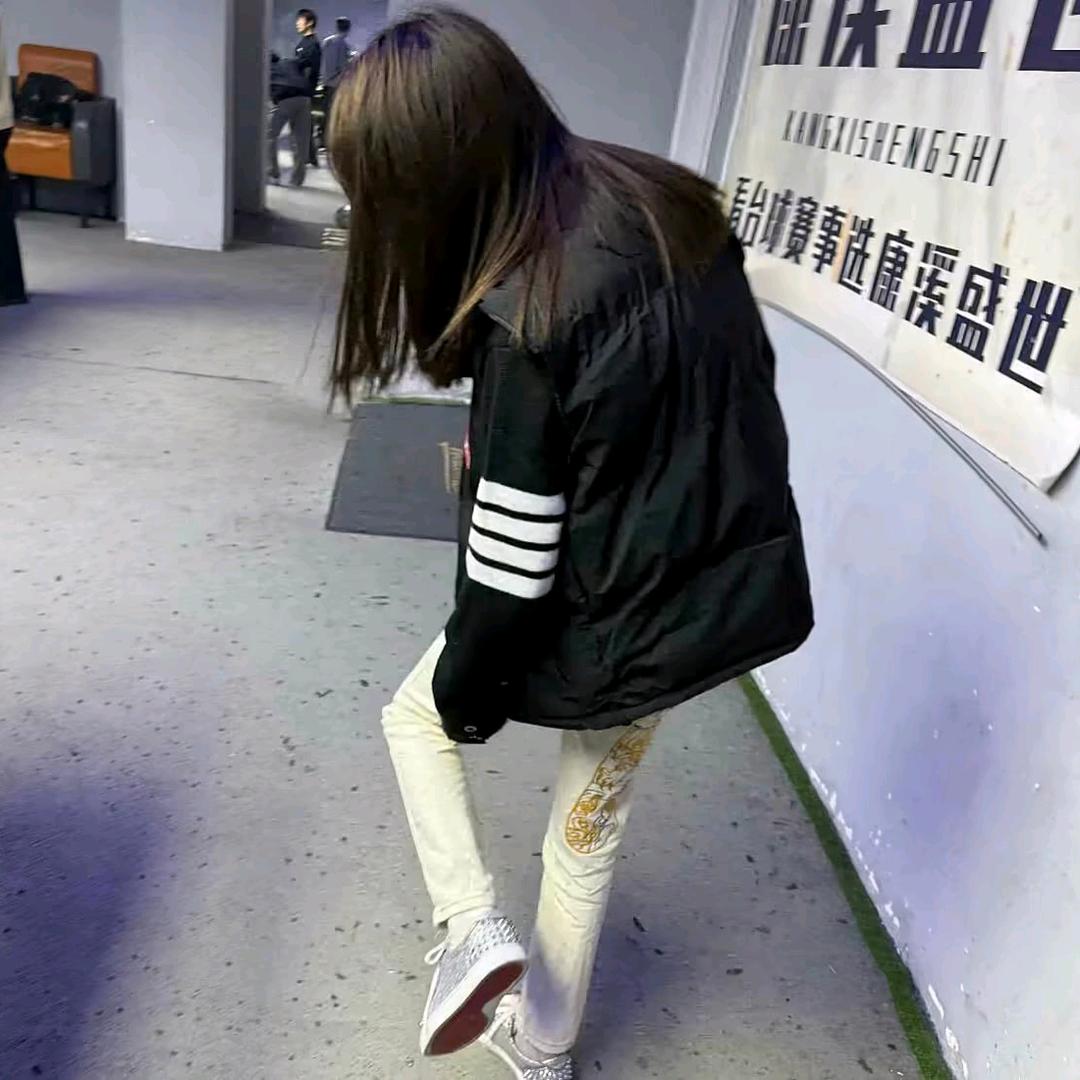彤.