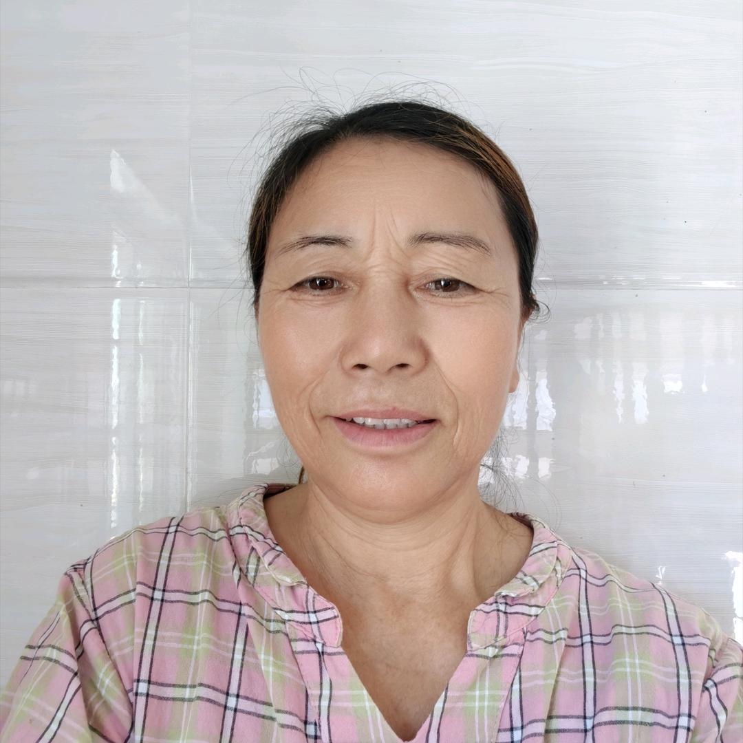 老奶奶傻傻的跳。
