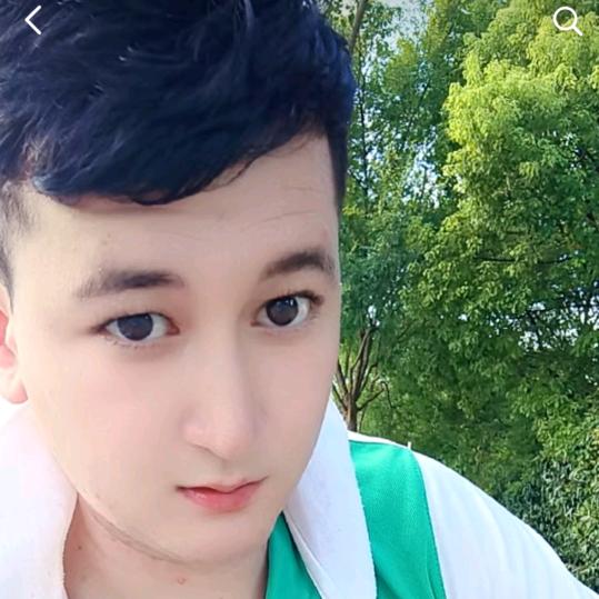 做对唱的小伙子。