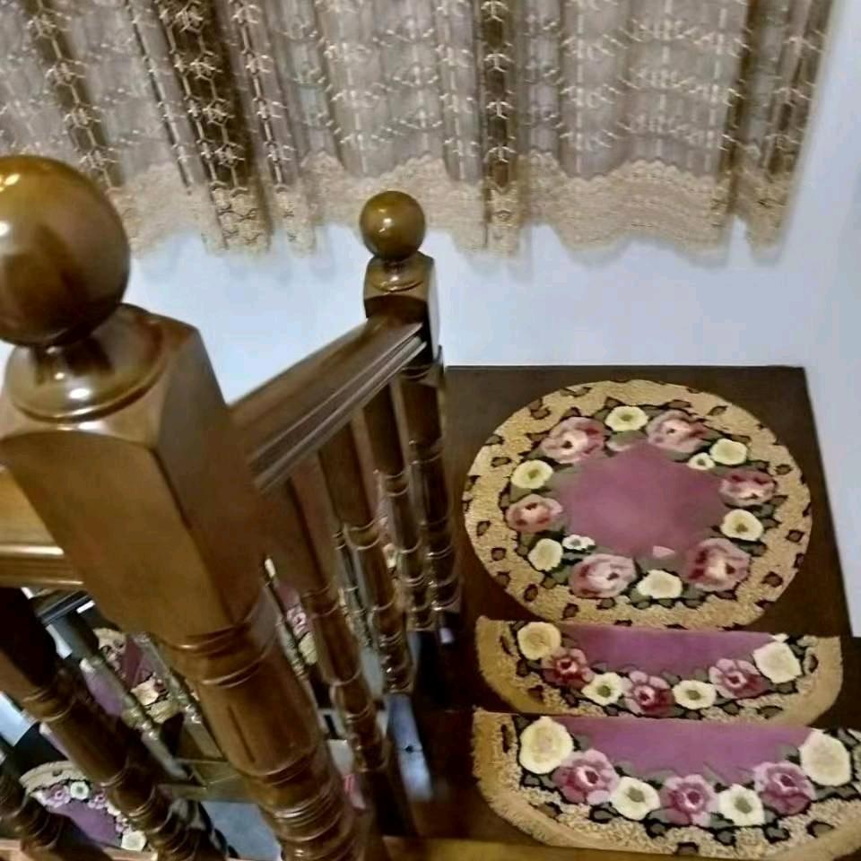 纳雍实木楼梯扶手黄俊雅