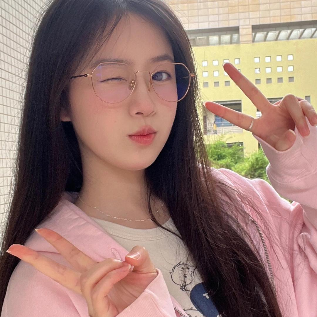 靓婷爱吃大香蕉子