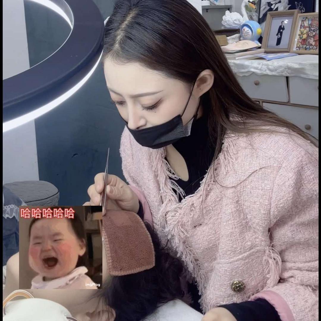 遇见 大眼睛的小群群