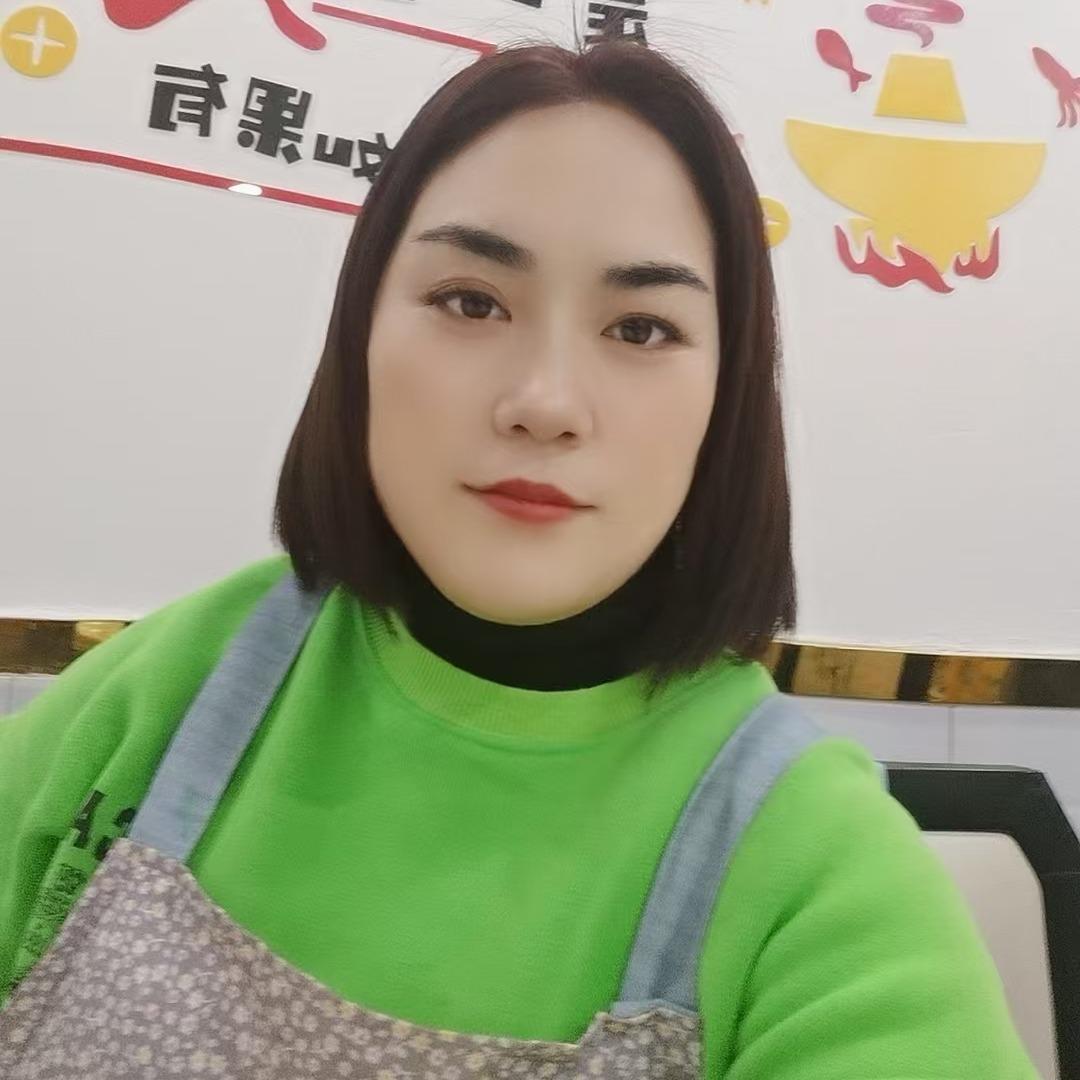 在重庆开鲜菜火锅的燕子