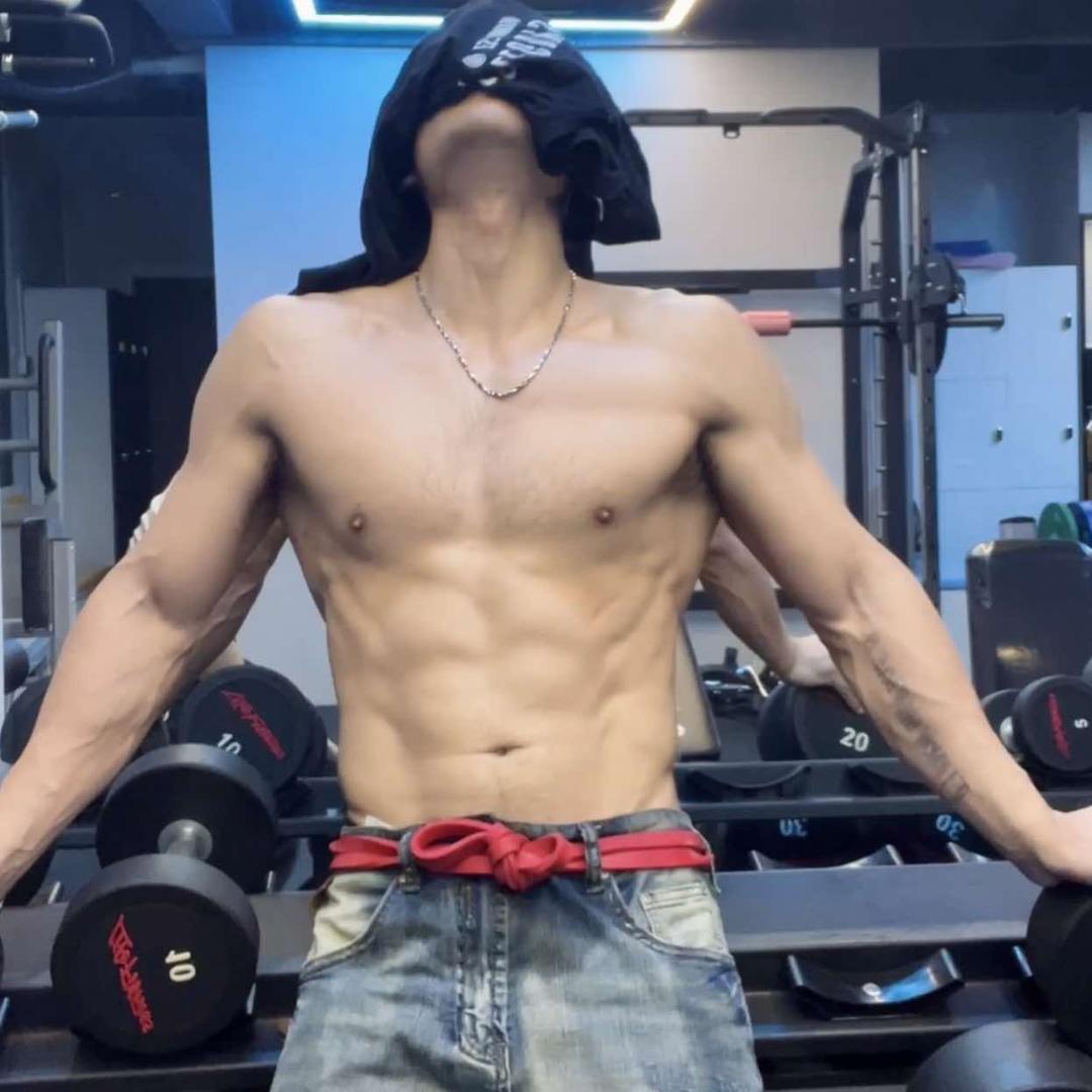 腹肌雕刻师*曾策