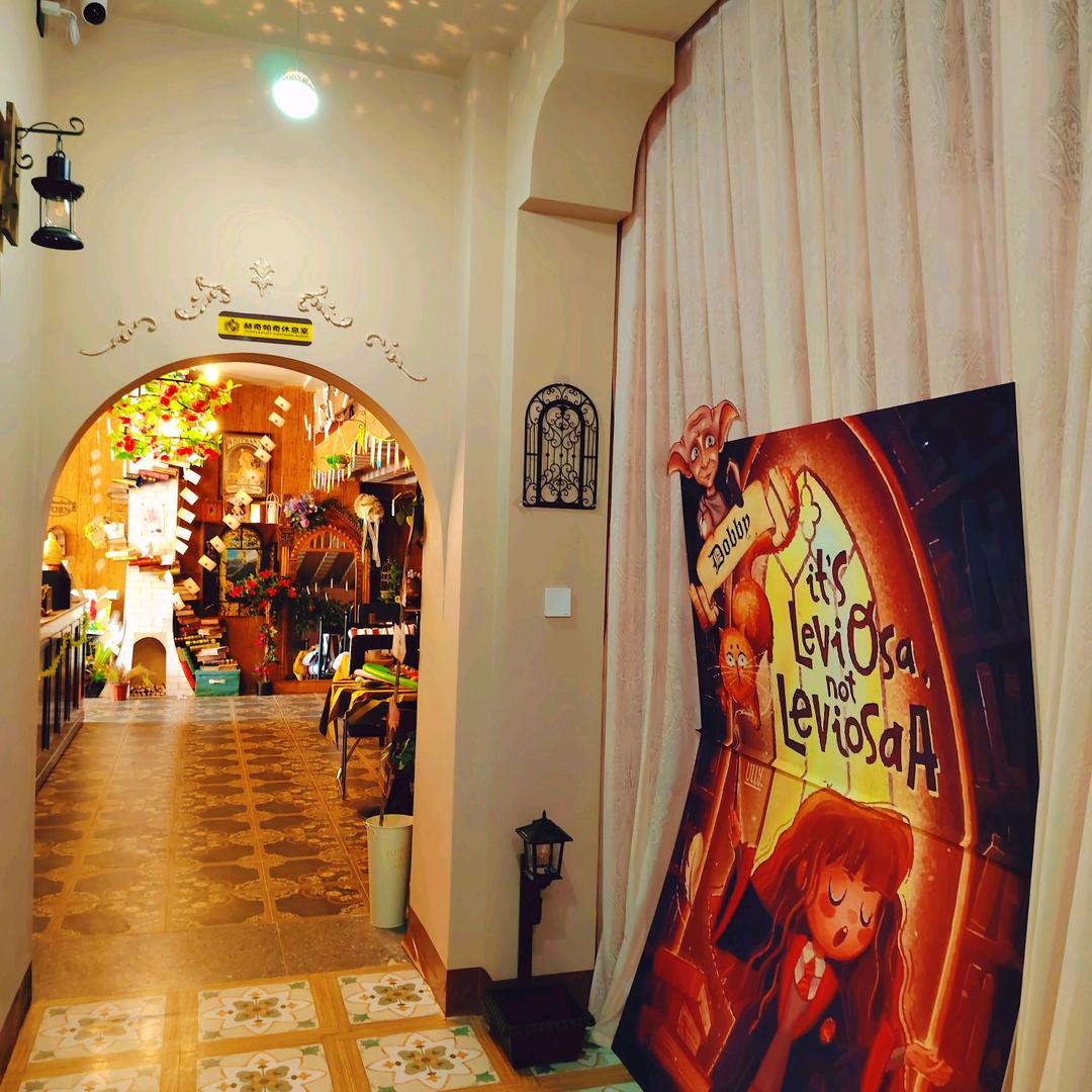 金色獾咖啡馆温暖快乐的獾院休息室