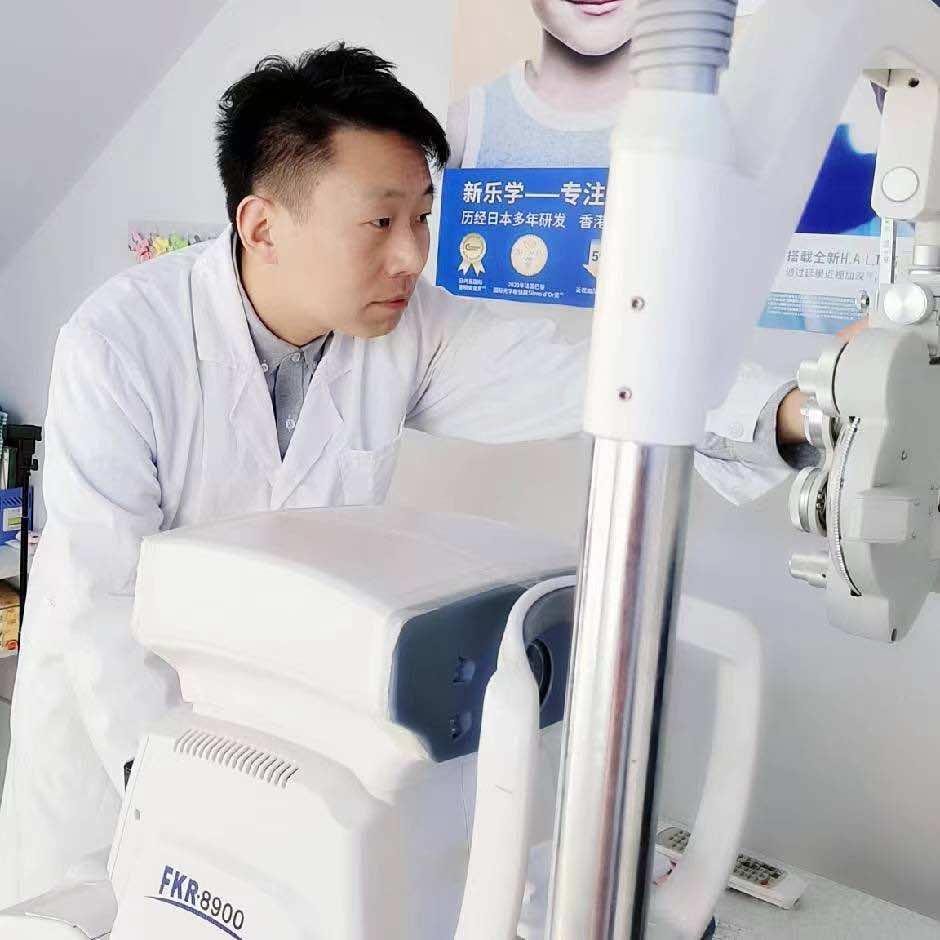 阅凡眼镜验光师李老师
