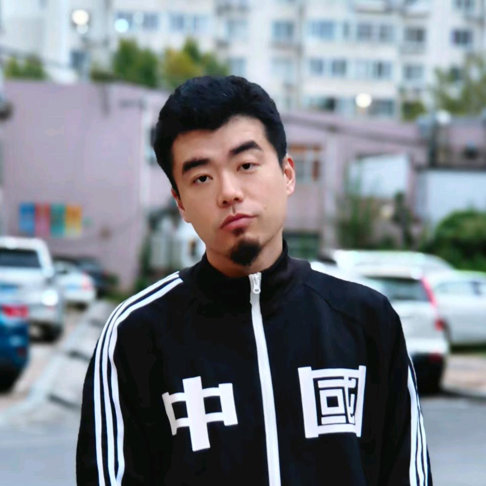 讲脱口秀的何老师