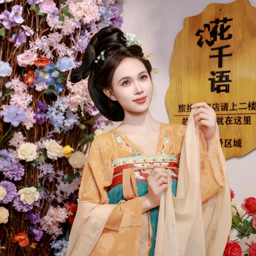 爱化妆的琪琪掌柜(相思小镇花千语）