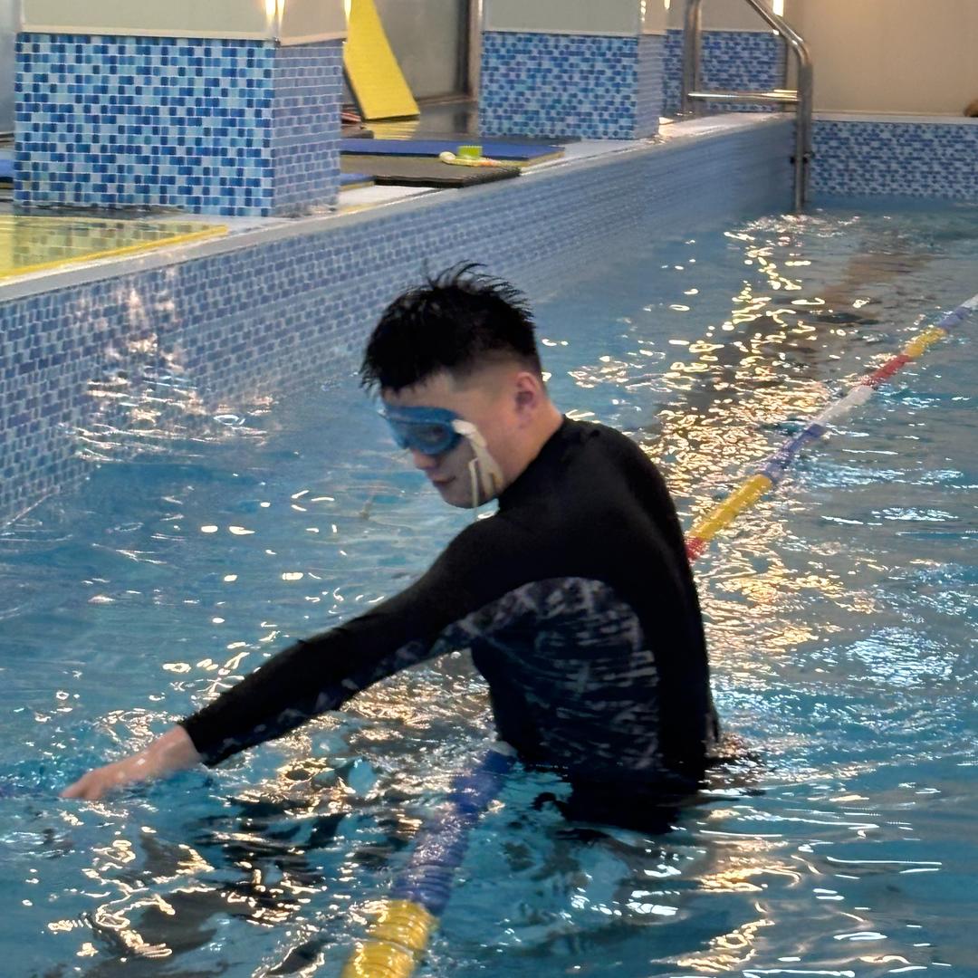 城阳爱可森游泳汇教旱鸭子的刘教练