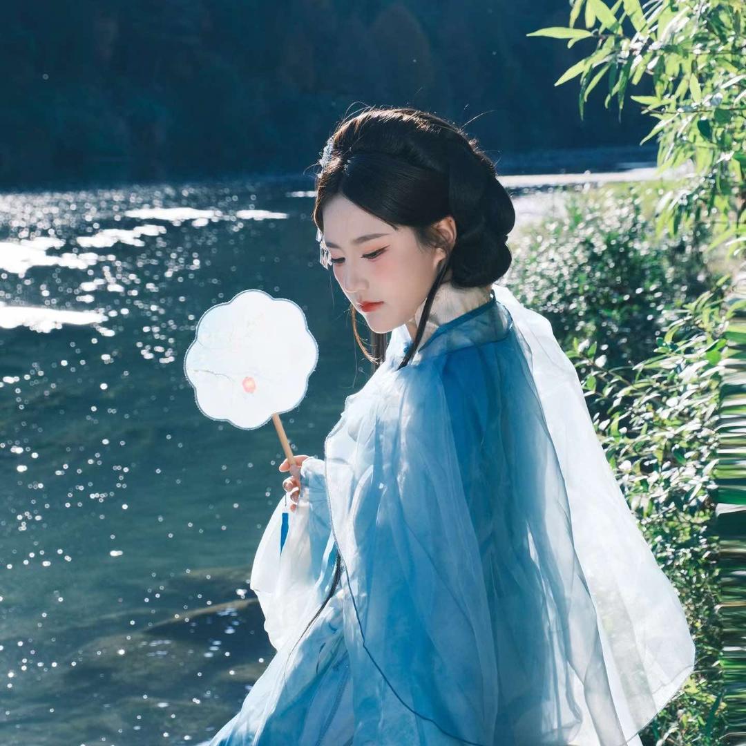 凤凰古城巷往妆造摄影工作室（古城虹桥店）