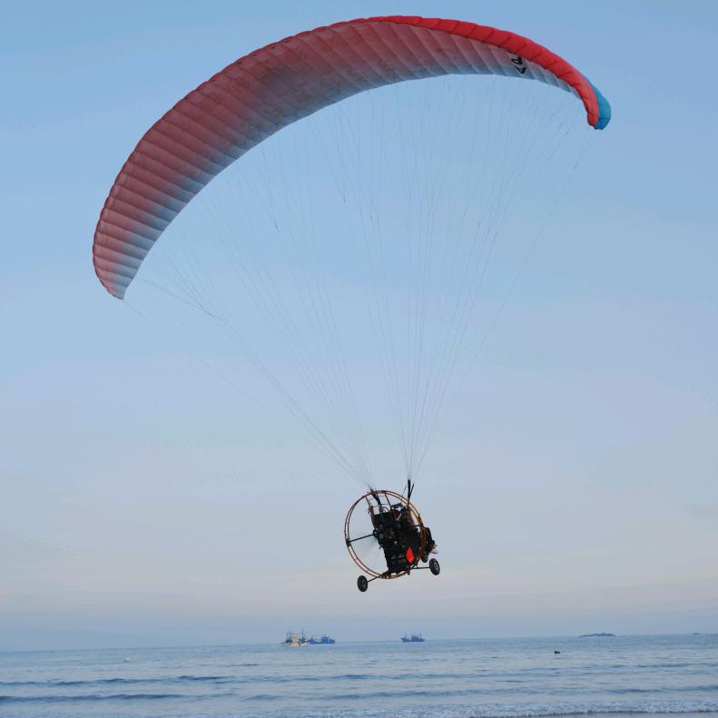 石狮红塔湾动力滑翔伞体验基地