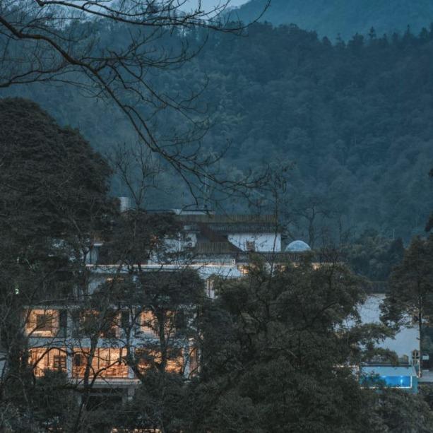 峨眉山荷堂楠溪民宿