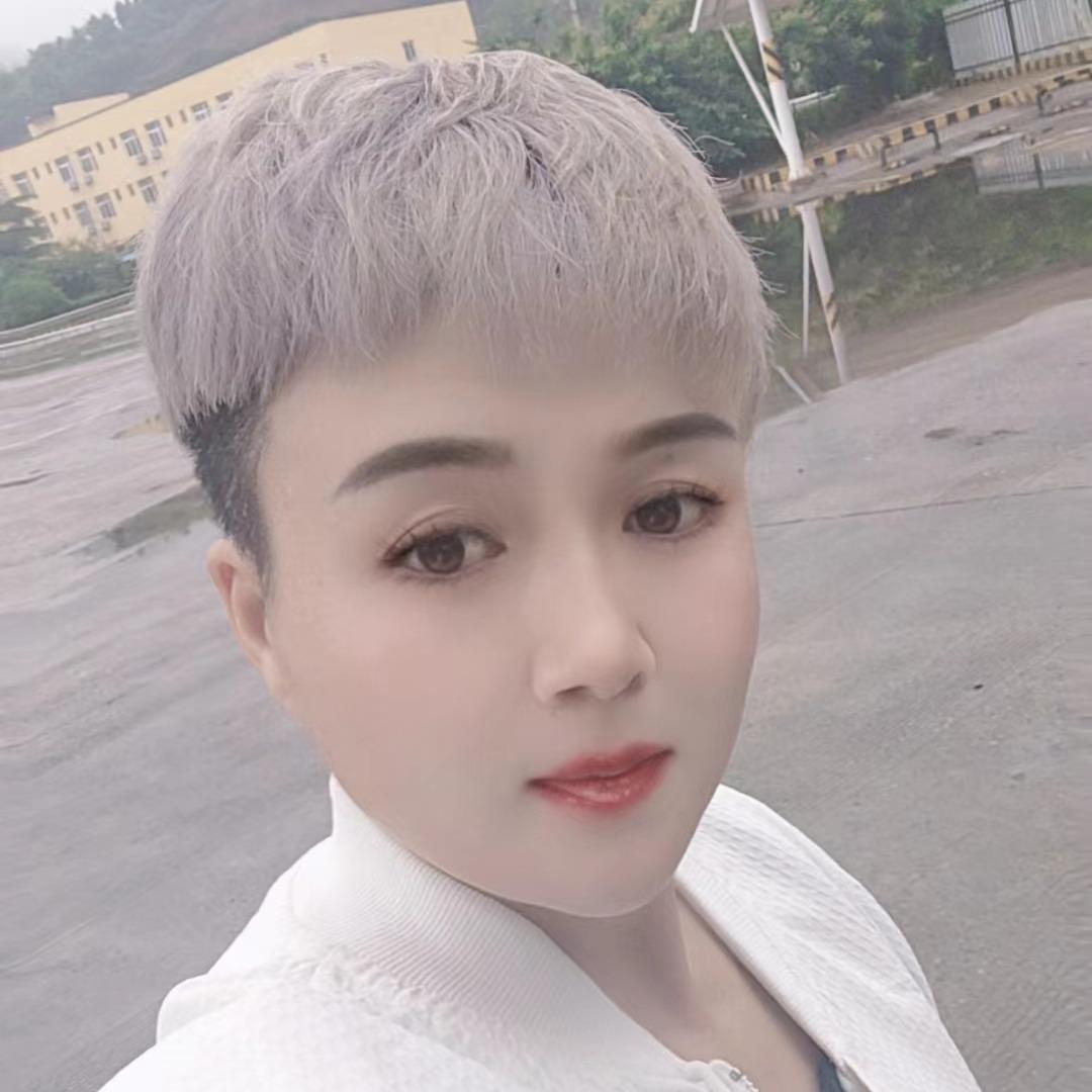 秀华童装女装店