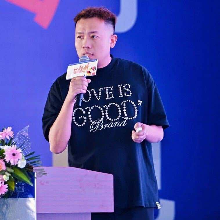 设计师胡少