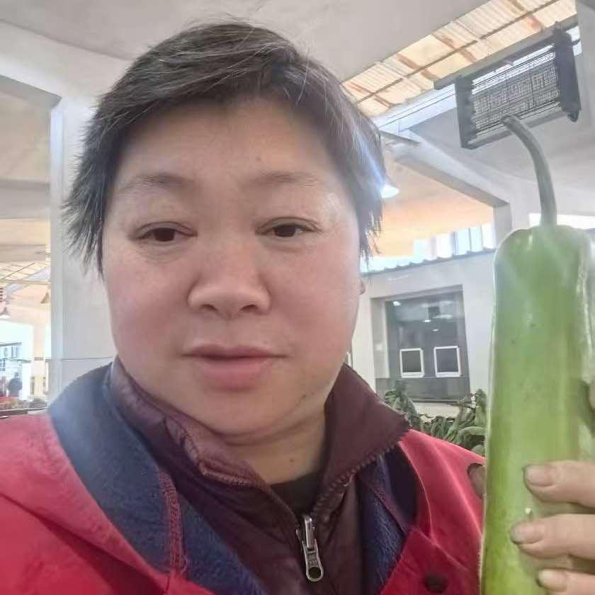 勾山菜场卖蔬菜的老袁