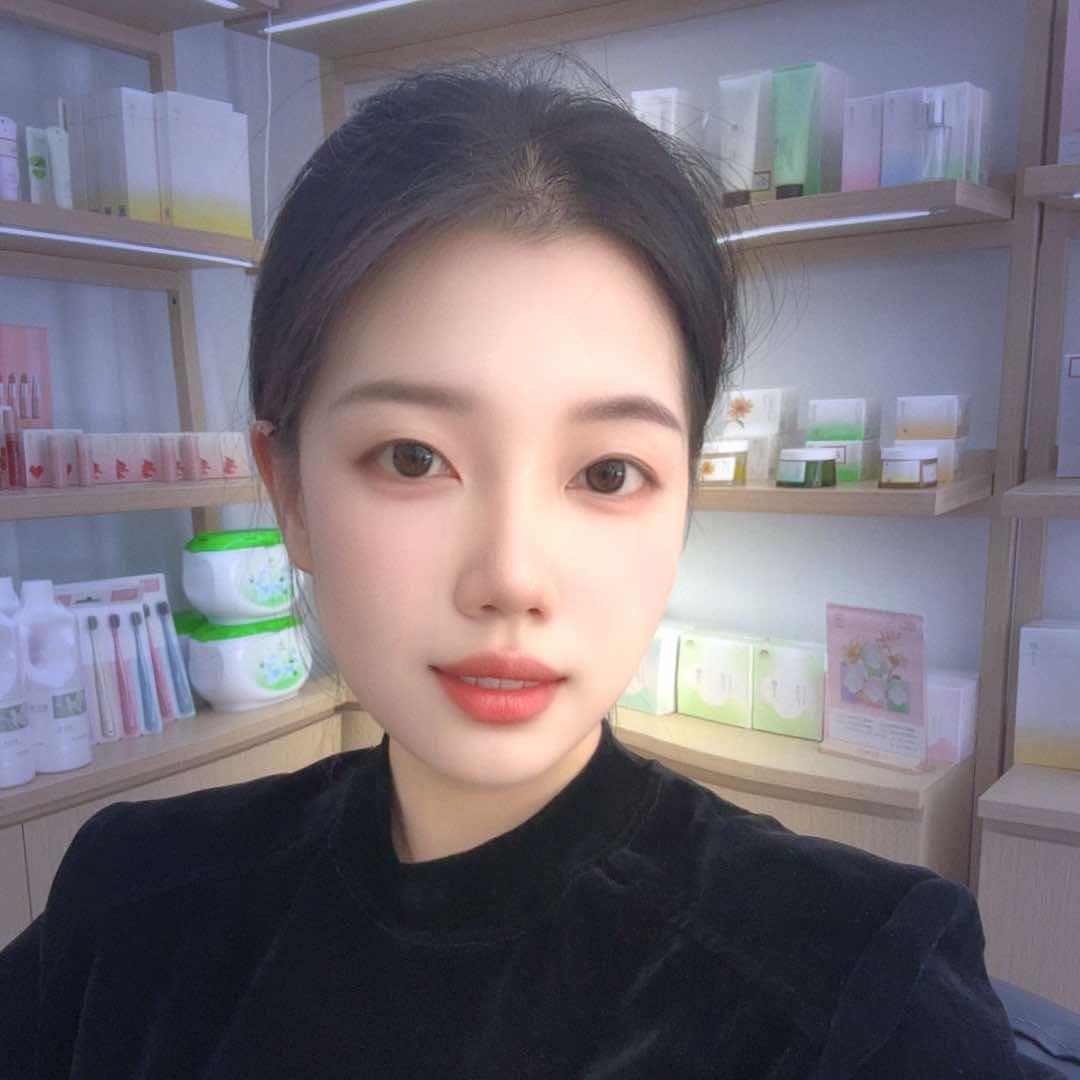轻素栖花里   梅梅在努力