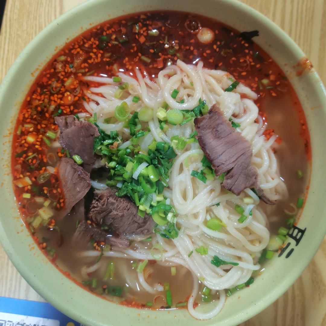 每天现熬骨汤牛肉饸饹面