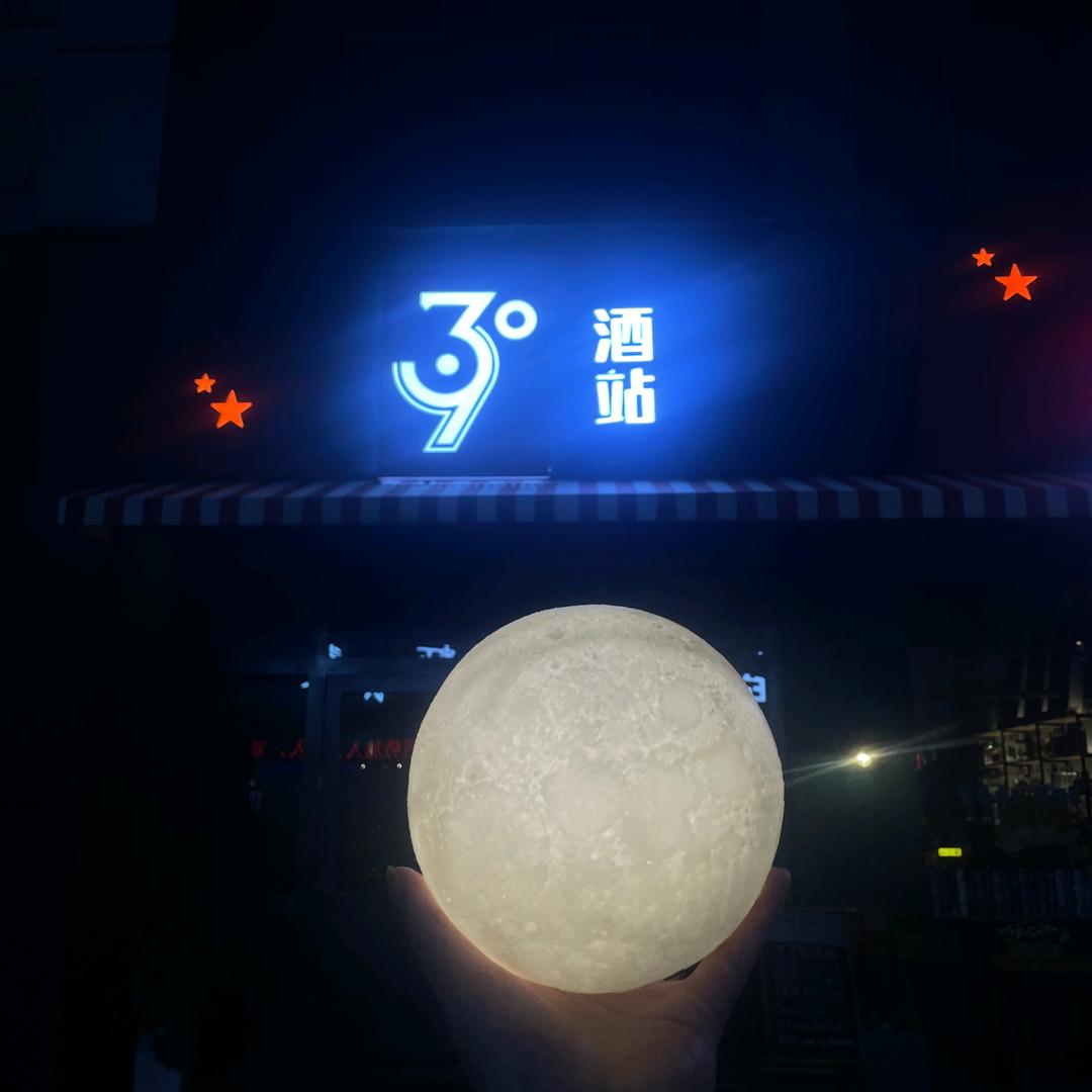 930酒站主理人（大头）