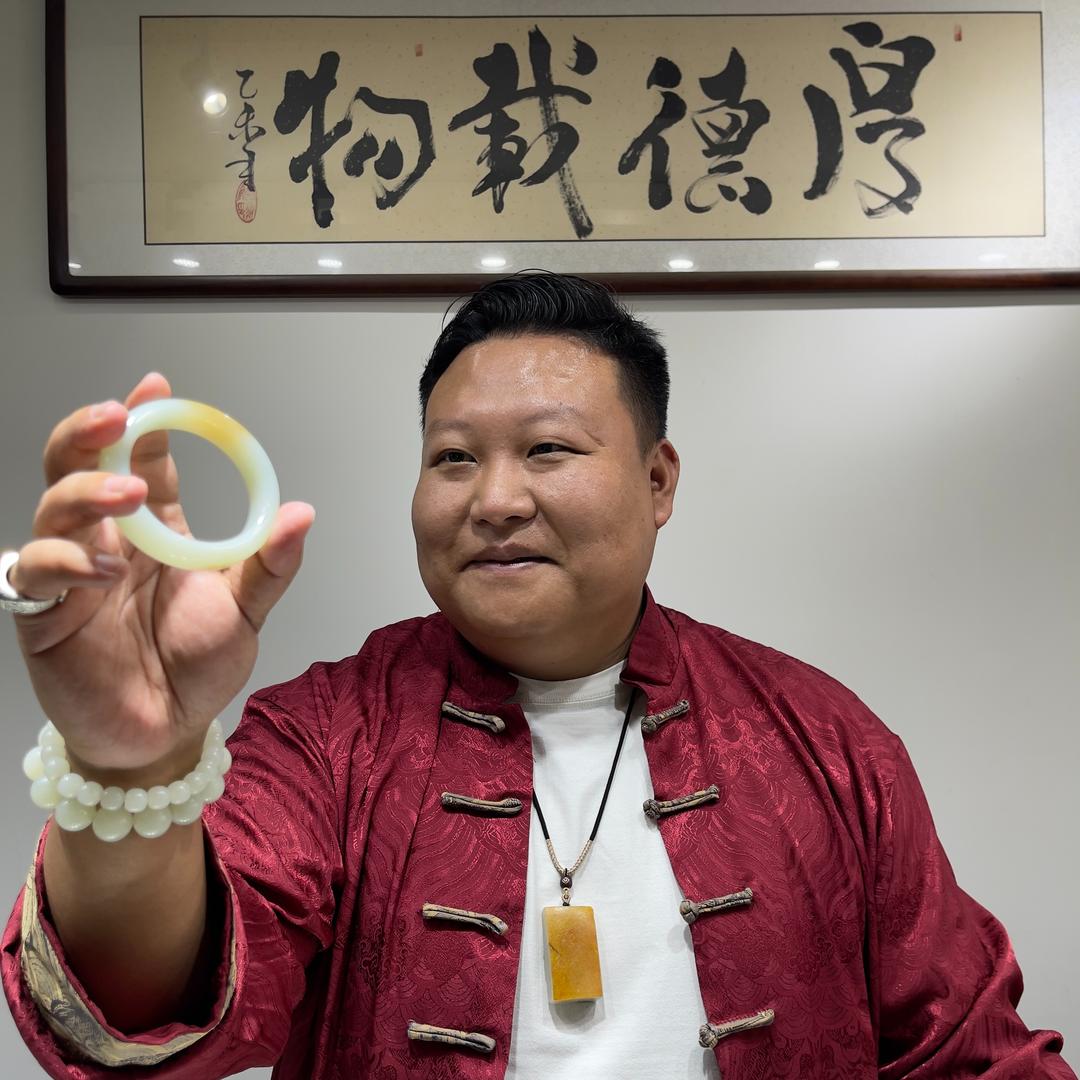 张静在和田玉源头